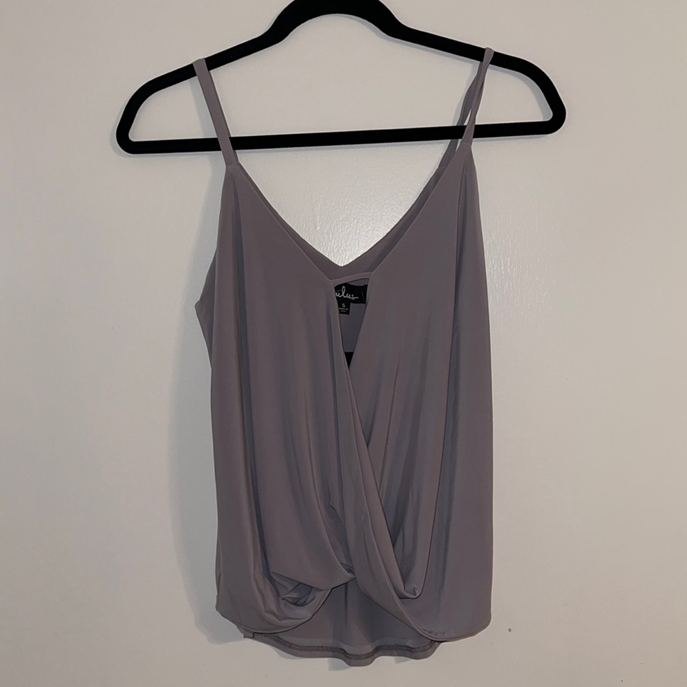 NWT Lulu’s loopsy daisy surplice tank
